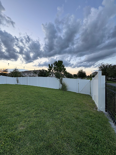 White vinyl privacy fence installed by Fort Fence Masters