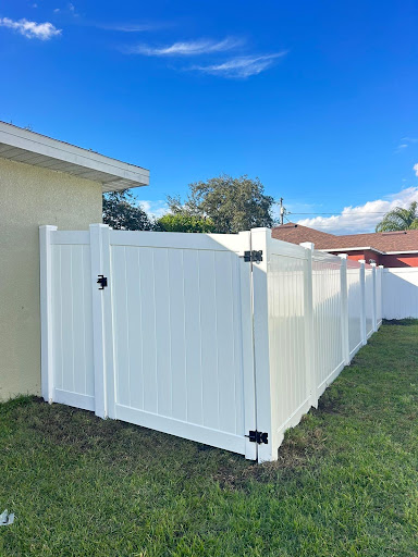 White vinyl gate installed by Fort Fence Masters